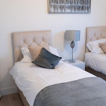 Lovely 2 Bed Penthouse In Loughton Central Location Apartment Exterior foto